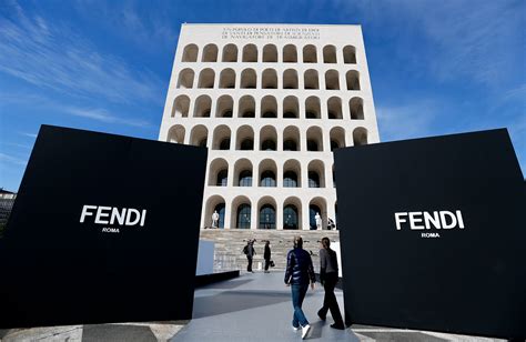 foto mostra colosseo quadrato fendi|Roma: il nuovo headquarter Fendi al Palazzo della Civiltà Italiana.